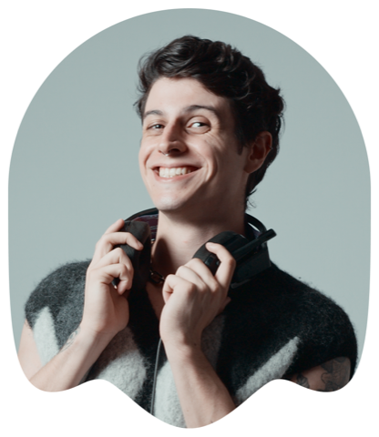 Teus sorrindo, com fones de ouvido no pescoço